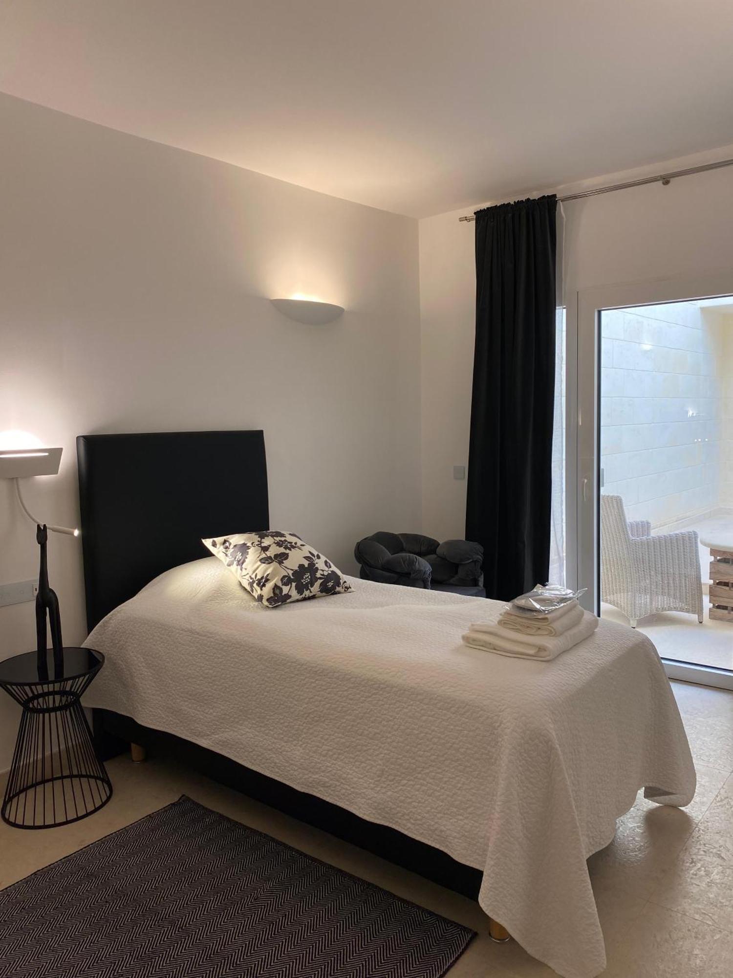 The White Knight Premium Boutique Hotel Ghajnsielem Room photo